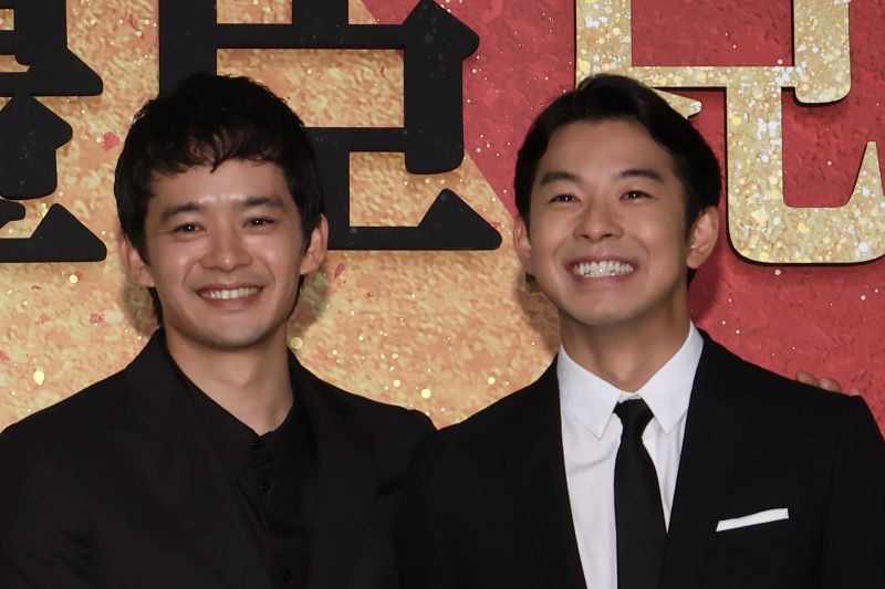 相性抜群の兄弟を演じている池松（左）と仲野（右）。