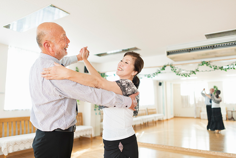 人と会って話をすることは幸福感を高める（写真／PIXTA）