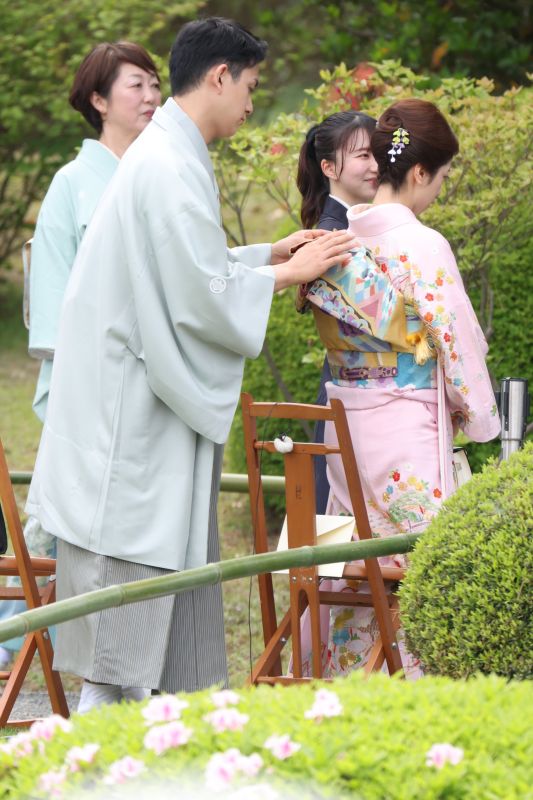 木原が帯を直す場面も。（2026年4月、写真／JMPA）