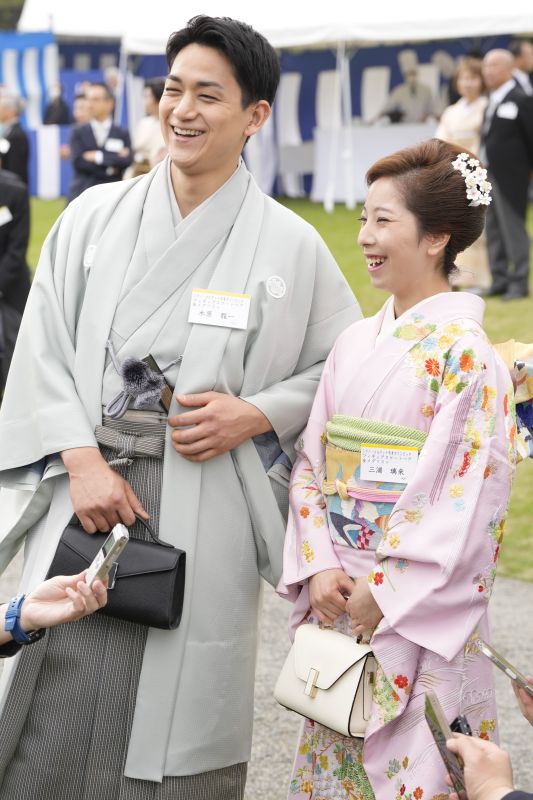 手には色違いバッグ。（2026年4月、写真／JMPA）