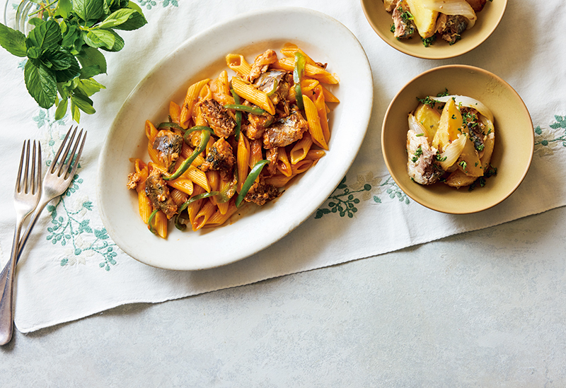 「さばのジャーマンポテト」（右）と「さばのトマトペンネ」（左）