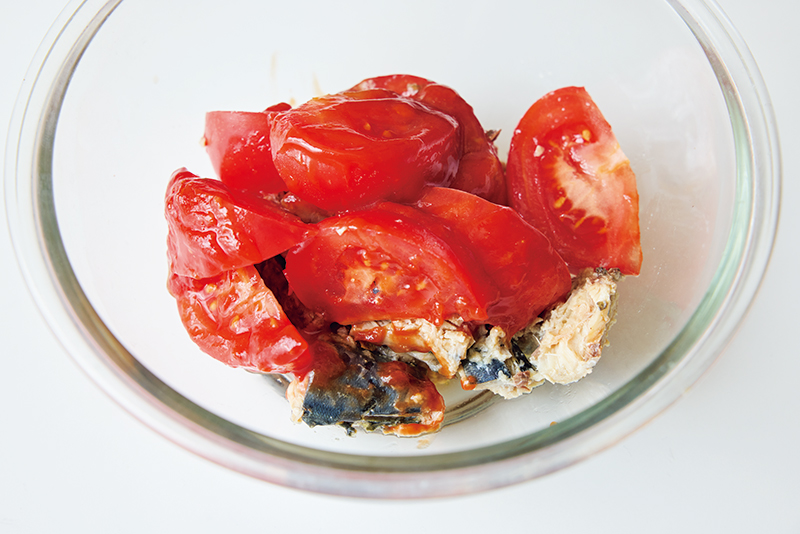 加熱するとさばの水分が抜けて破裂することがあるので、加熱の際はさばの上に野菜などを重ねて防止を。