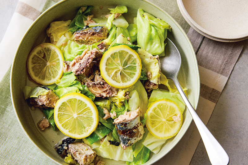 さばと春キャベツのレモン蒸し