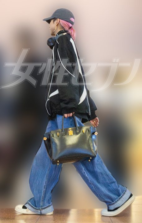 ピンク髪なびかせて帰国（2026年3月）