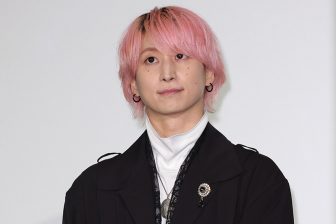 Snow Man佐久間大介、ピンク髪なびかせて自然体な帰国姿　主演映画『スペシャルズ』打ち上げでは…