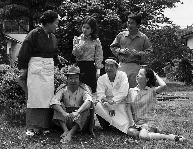 『男はつらいよ 柴又慕情』の撮影の合間に談笑（前列右が倍賞、後列中央が吉永）