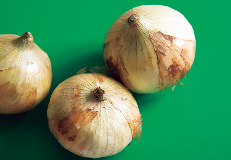 傷みやすい新玉ねぎは、冷蔵庫の野菜室で保存し、早めに使い切ること