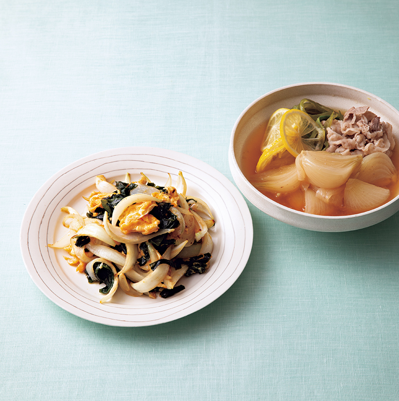 「新玉ねぎと豚肉のレモン煮」（右）と、「新玉とわかめのふんわり卵炒め」（左）