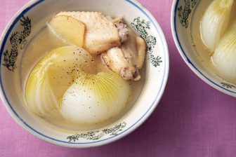 《飲み干したくなるおいしさ！》「新玉ねぎのスープ」レシピ3つ。甘みを生かし、旬の恵みを余さず…