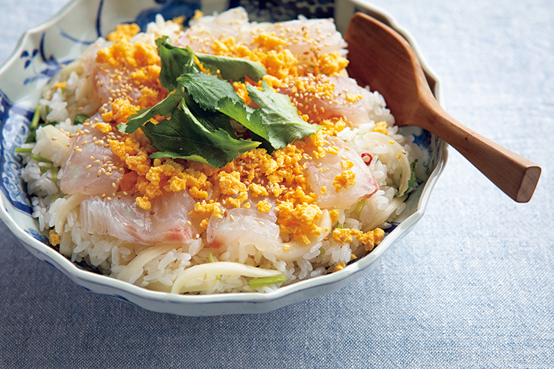 「新玉ねぎの和風マリネ」のアレンジ1：鯛と新玉のちらしずし