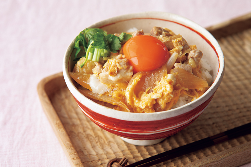 「新玉ねぎのしょうゆ煮」のアレンジ2：新玉ねぎの親子丼