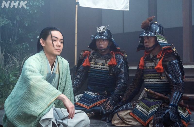 菅田演じる竹中半兵衛（左）が、豊臣兄弟と話す場面も。（写真／『豊臣兄弟!』公式インスタグラム）