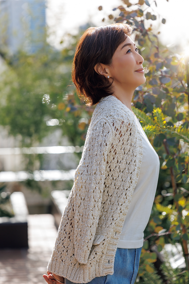 Vニット145,200円、カーディガン187,000円、ジーンズ192,500円/すべてファビアナ フィリッピ（コロネット）、ピアス（左右セットで）38,500円、左中指のリング231,00円、左薬指のリング（参考商品）/ともにシンティランテ （ イセタンサローネ 東京ミッドタウン）