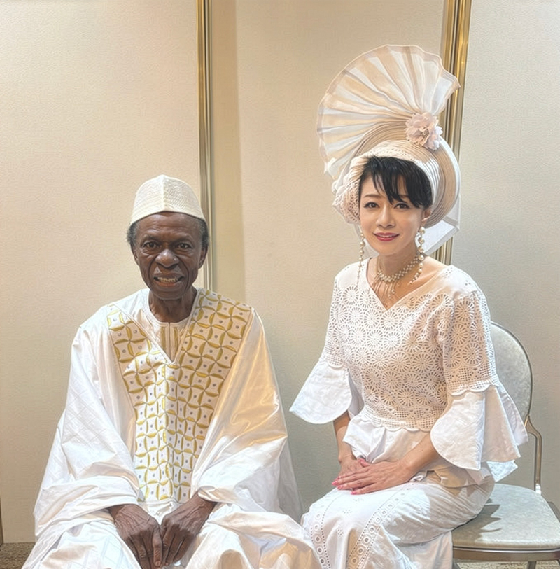 オスマン・サンコンとみつき夫人