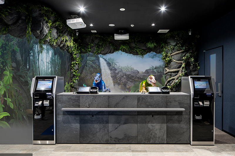 ロボットがフロントにいるのが、「変なホテル」のユニークな点（写真／変なホテル）