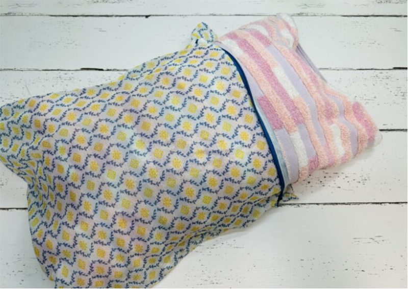 裏返して袖が重ならないようにたたみ、タオルに包んで洗濯ネットへ