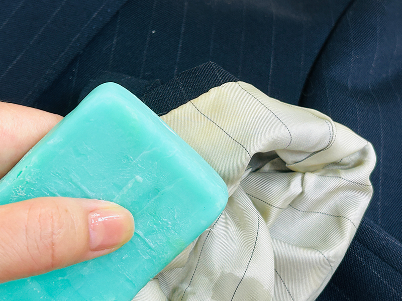 袖口などの汚れは固形石けんで洗う