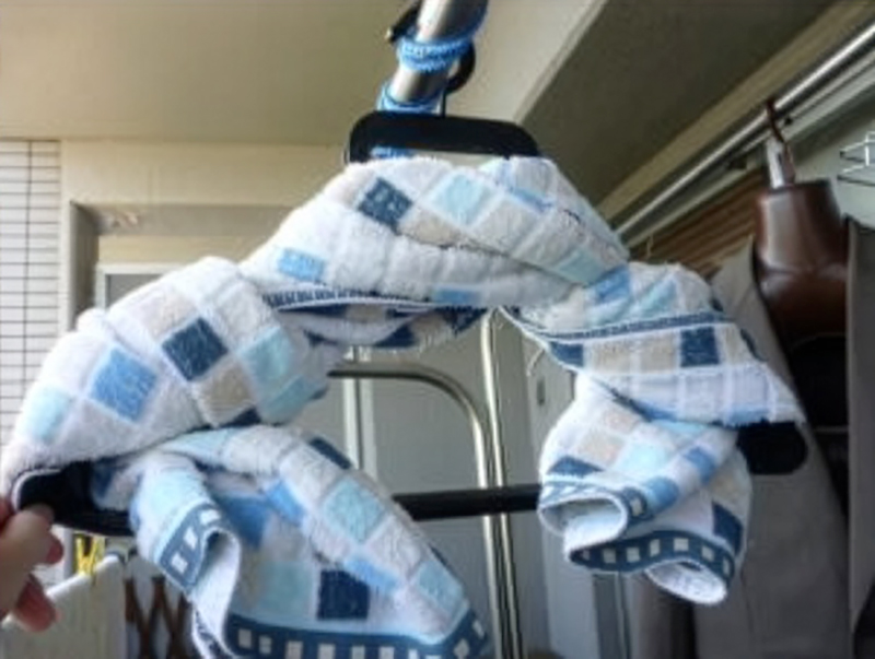 タオルを巻いたハンガーで干す