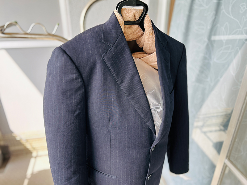 膨らませたゴミ袋をパンパンになるまで押し込んで干す