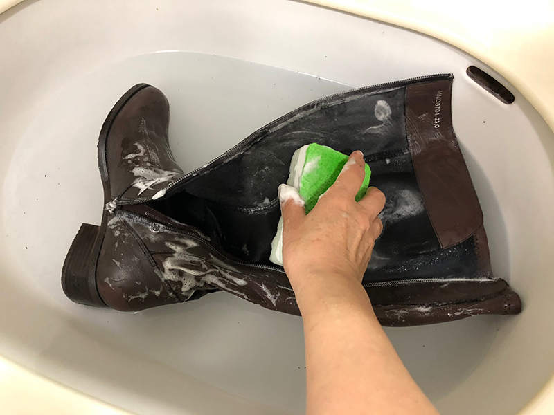 ボディソープと柔らかいスポンジで洗う