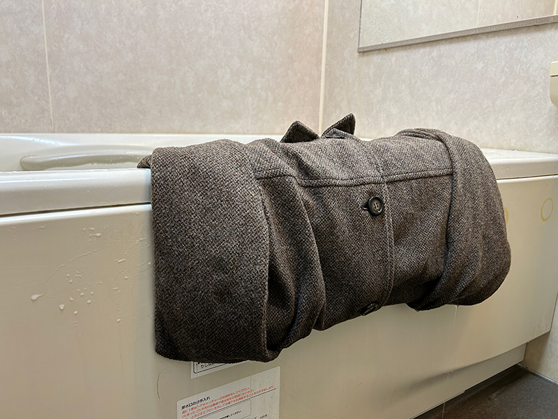 縁にかけて脱水。柔軟剤を浴槽に入れて再度つけおきする