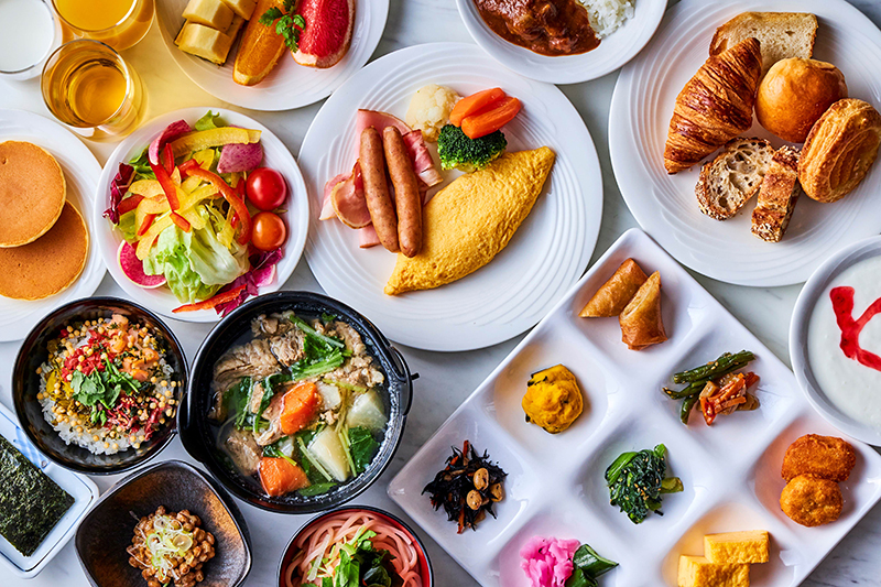 朝食は、目の前で作ってくれるできたての卵料理が自慢の洋食、炊きたてのご飯とおかずが豊富な和食をビュッフェで（写真／ホテルメトロポリタン）