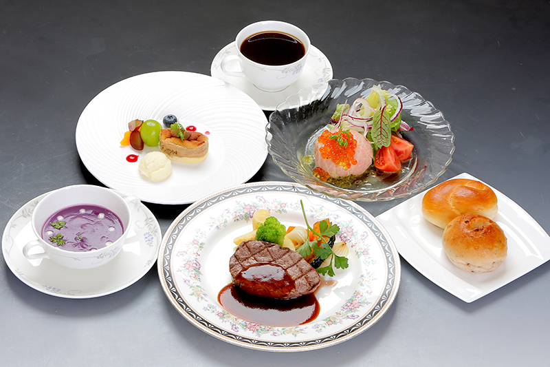 夕食は、特選フィレステーキをメインとした料理長自慢のプレミアムディナーを（写真／倉敷国際ホテル）