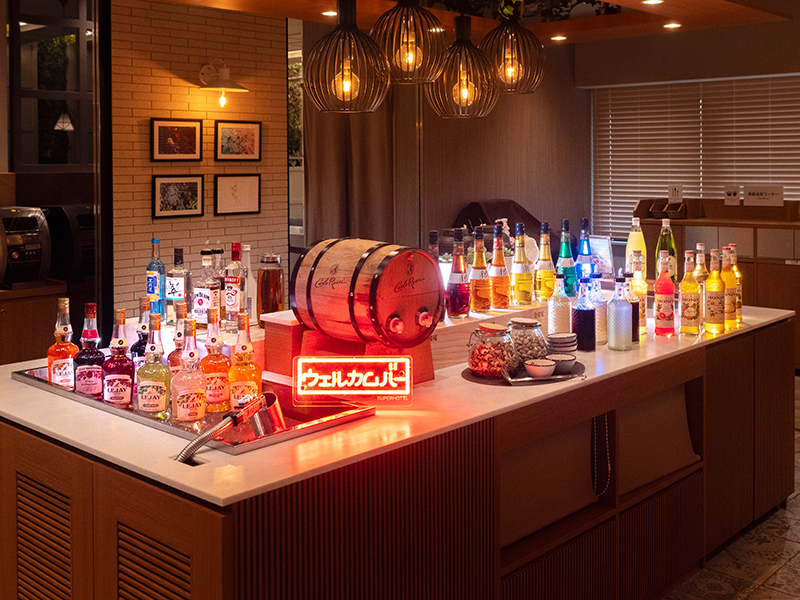 ラウンジでカクテルも作れる「ウェルカムバー」。※一部店舗を除く（写真／スーパーホテル）