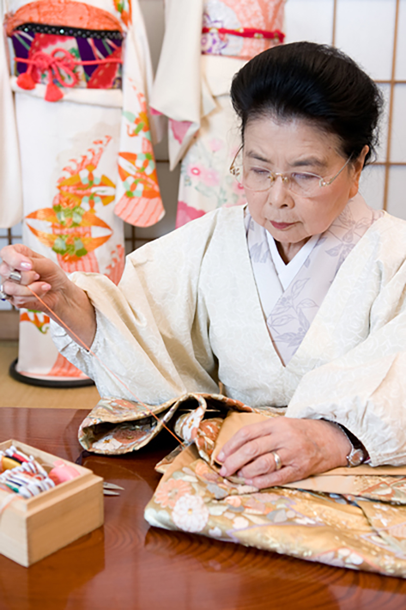 鈴木さんの開発した造り帯は2分で着付けられるとメディアでも大きく取り上げられ話題に（鈴木さん提供写真）