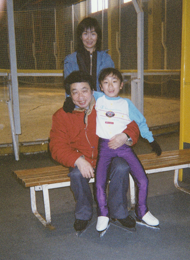 当時8才の高橋さんと都築コーチ。後ろは高橋さんのお母さん