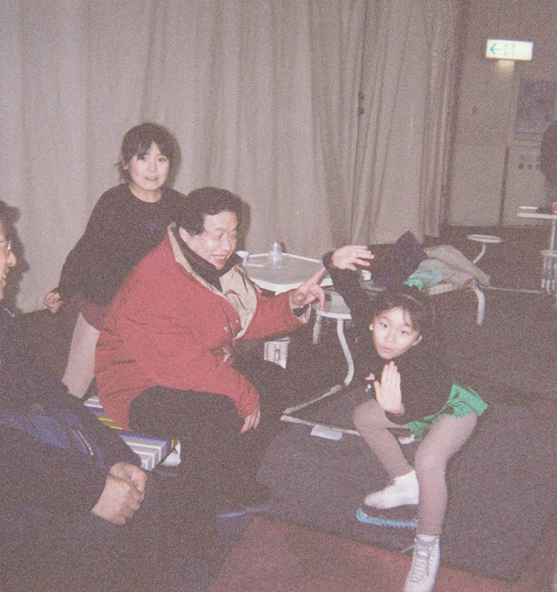 都築章一郎コーチらの前でおどろける8才の高橋成美さん