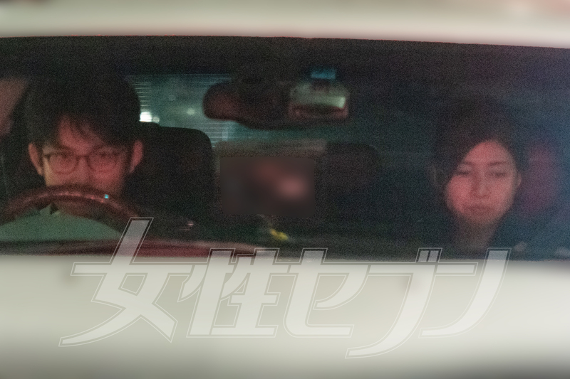 車中で食事をする内田（右）と運転する柏原（左）（2019年）