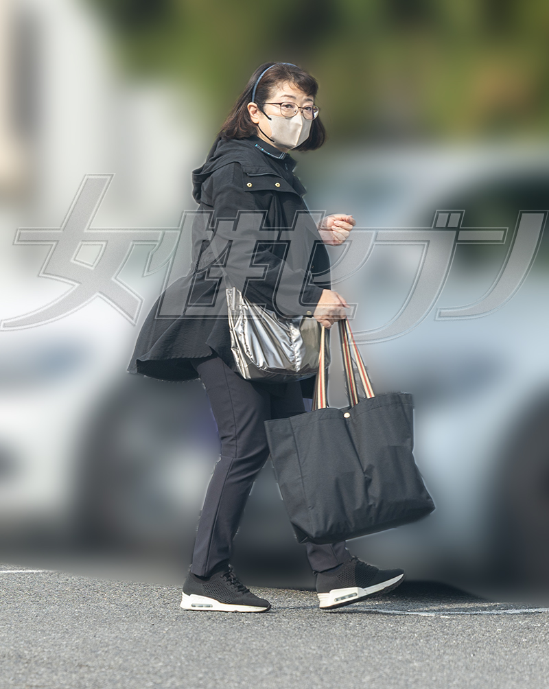 両手には大きな荷物が（2026年3月）