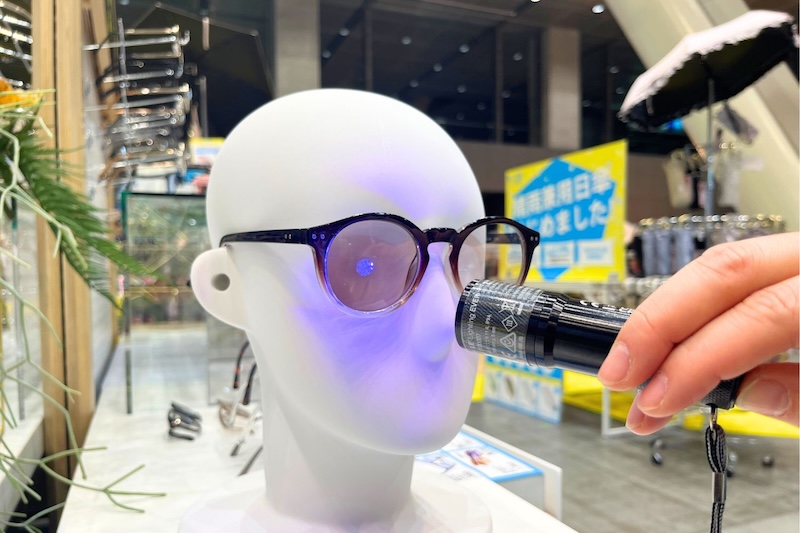 レンズに紫外線ライトを当てると、みるみる色が変化。紫外線量に応じて、濃い色に変わっていく