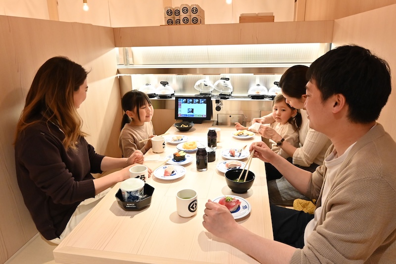 回転レーンから好みのネタを取るのが回転寿司の醍醐味
