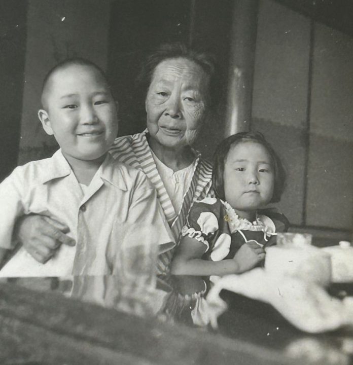 子供時代の高須克弥（左）と、祖母のイマ（中央）、妹（右）。「皆の逆を行く」という「逆張り」の発想は、祖母の教えによって形作られた。（本人提供）
