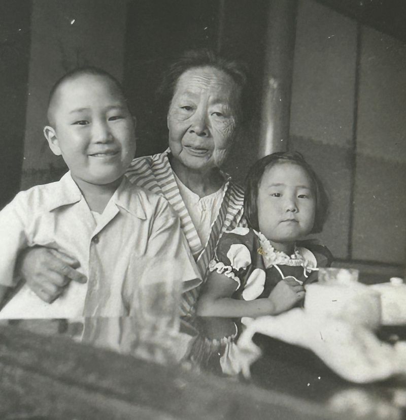 子供時代の高須克弥（左）と、連載にも登場する祖母のイマ（中央）、そして妹のみどり（右）。「皆の逆を行く」という「逆張り」の発想は、祖母の教えによって形作られた。（本人提供）