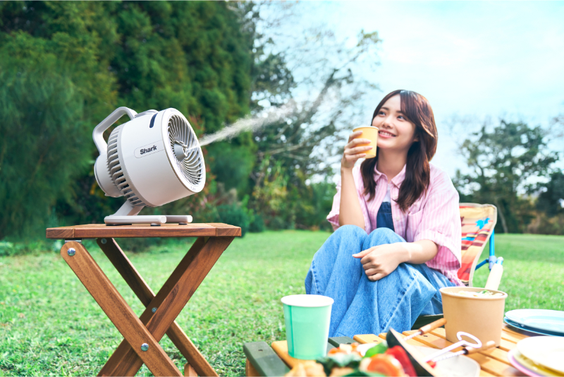 コードレスだから使う場所を選ばない。ミストも噴霧されて快適