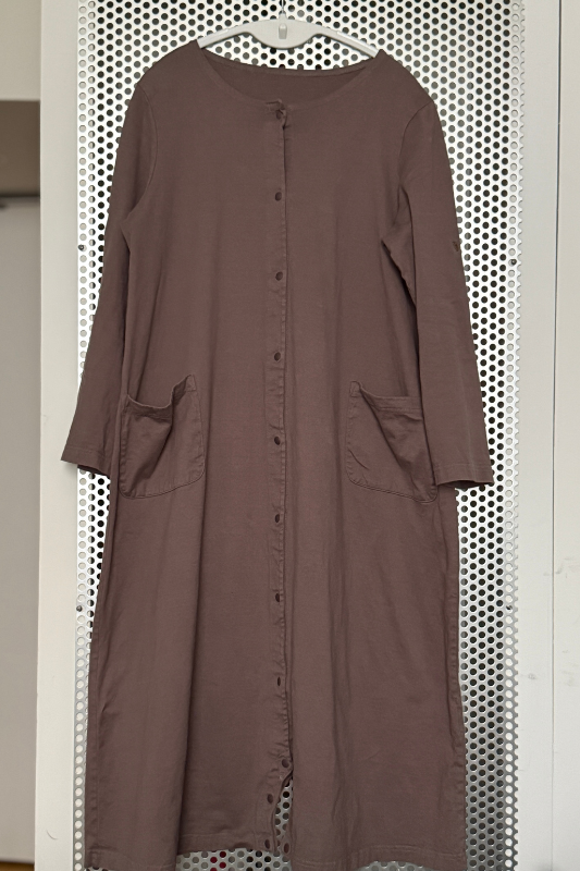 「ベルメゾン 入院や自宅療養にも便利なロンパースにもなる多機能ゆったり2WAY長袖前開き綿素材ワンピースパジャマ」3490円（税込）