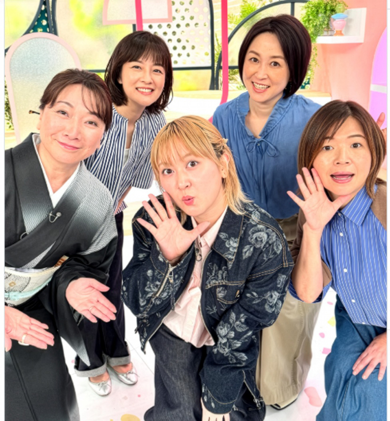 安倍アナ（後列右）は老害を「なんともイヤな言葉」と紹介（番組公式インスタグラムより）