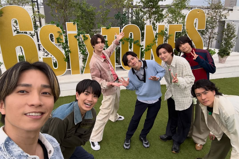 SixTONESのメンバーと二宮の記念撮影（番組公式インスタグラムより）