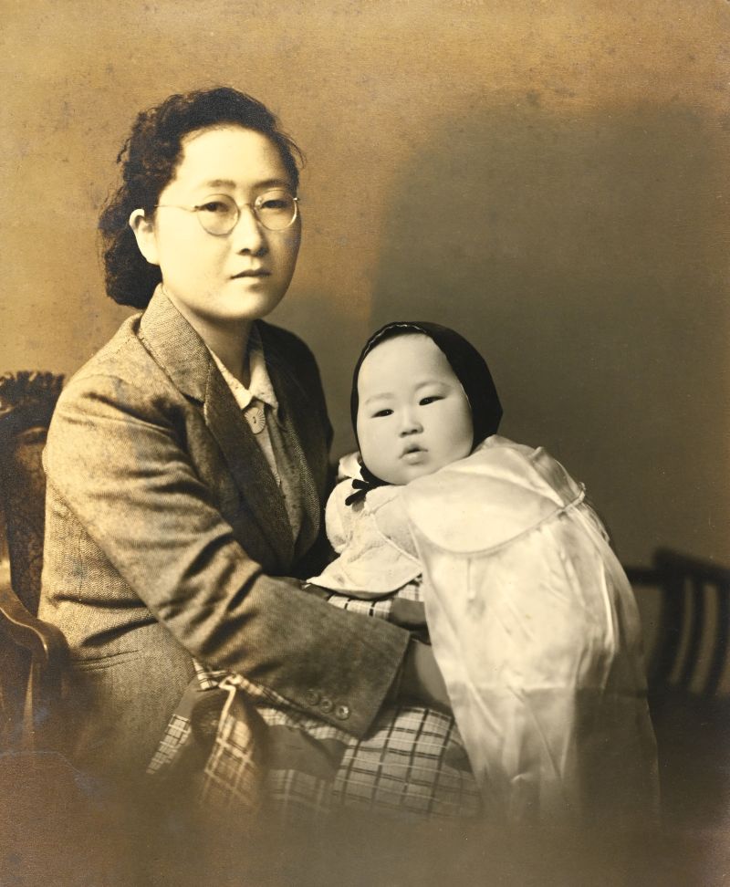幼い克弥を抱く、母の登代子。（本人提供）