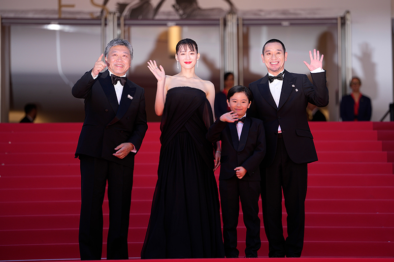 綾瀬は是枝監督、大吾、息子役の桒木里夢（10才）と4人でレッドカーペットを歩いた（写真／アフロ）