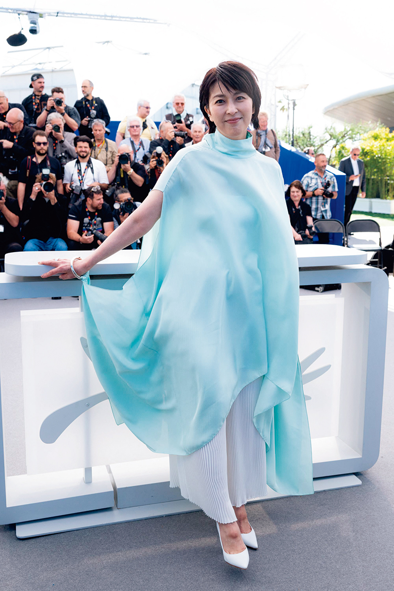 カメラマンたちの歓声を受けた松たか子（写真／アフロ）
