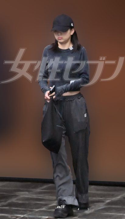 チラリとお腹が見える場面も（2026年5月）