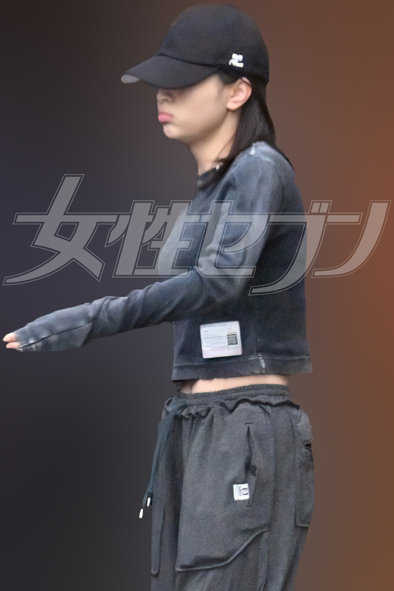 おへそがチラリ。（2026年5月）
