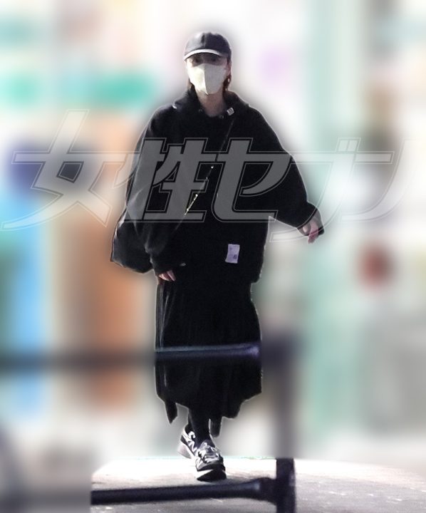 人目を忍ぶ広末（2026年5月）