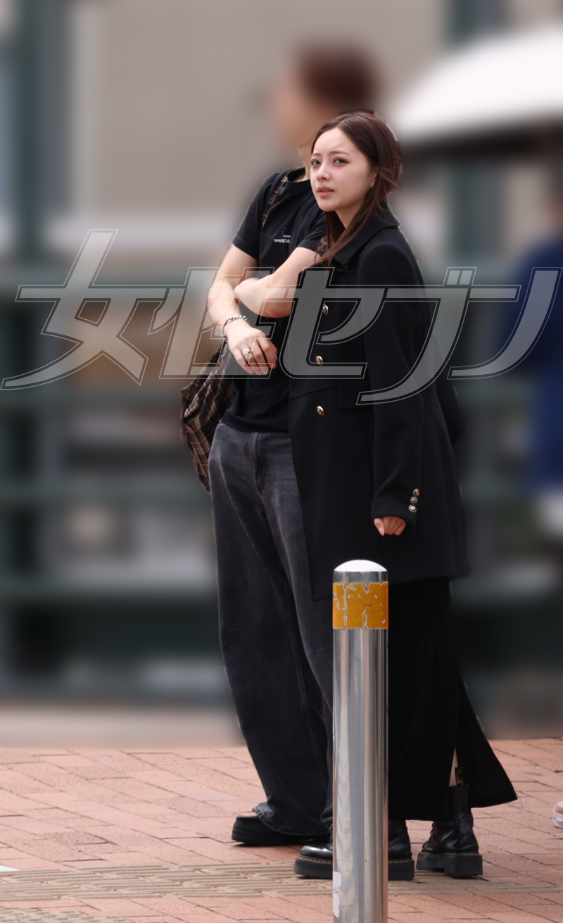 寄り添って歩く、AさんとShiho（2026年5月）