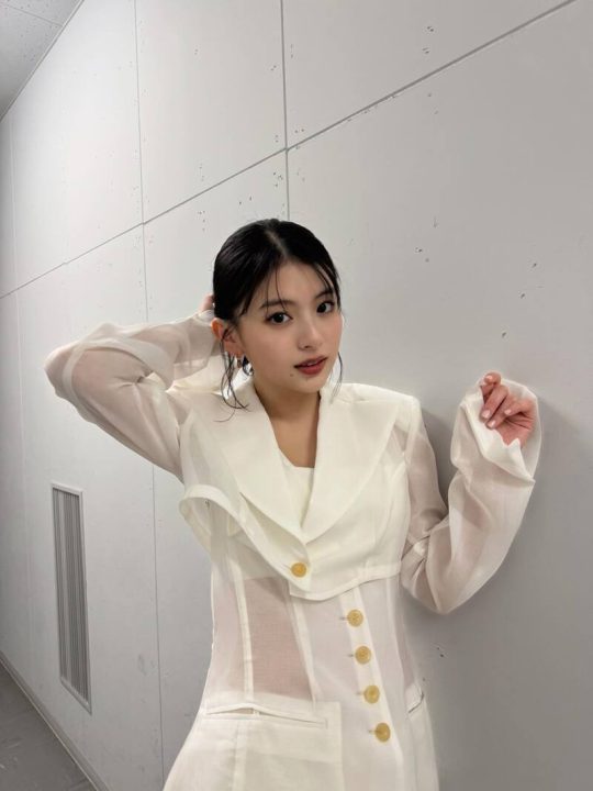 透け感のある衣装（出口のインスタグラムより）