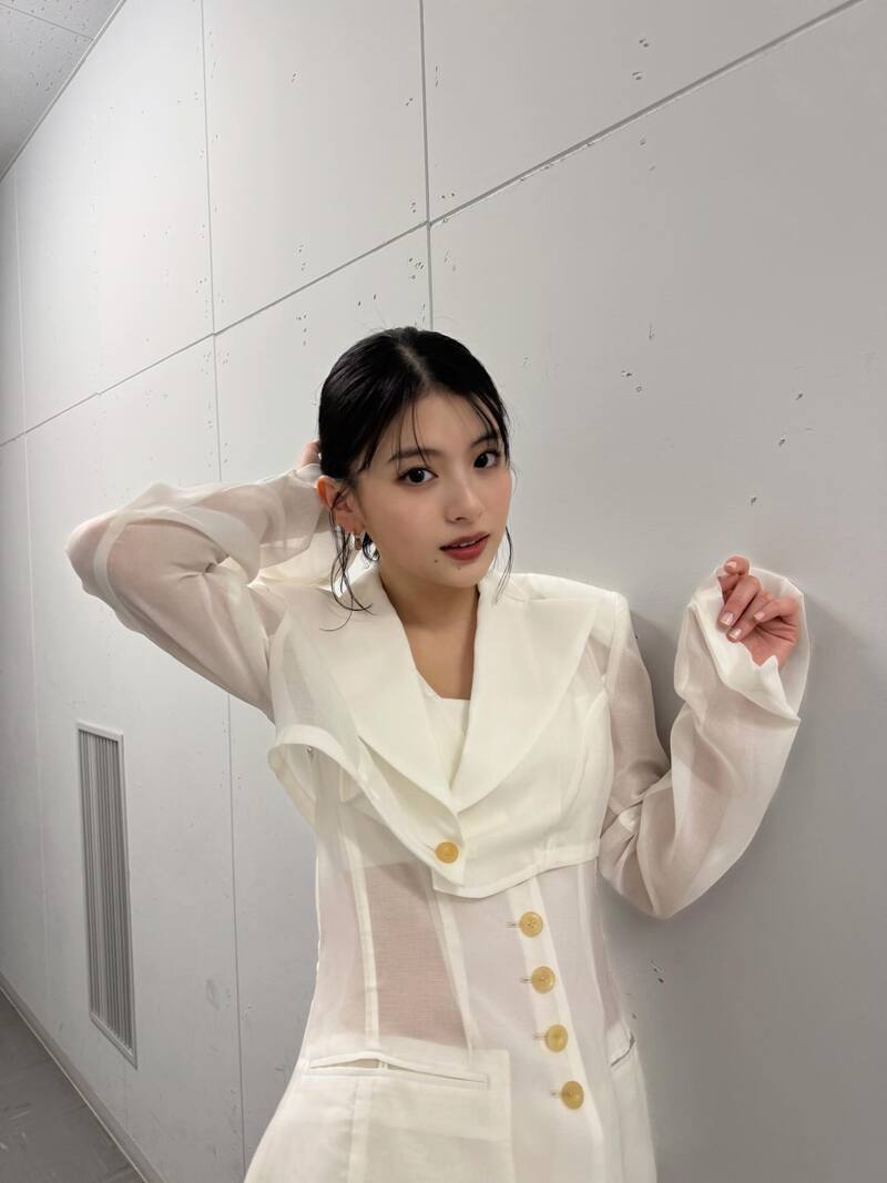 透け感のある衣装。（出口のインスタグラムより）